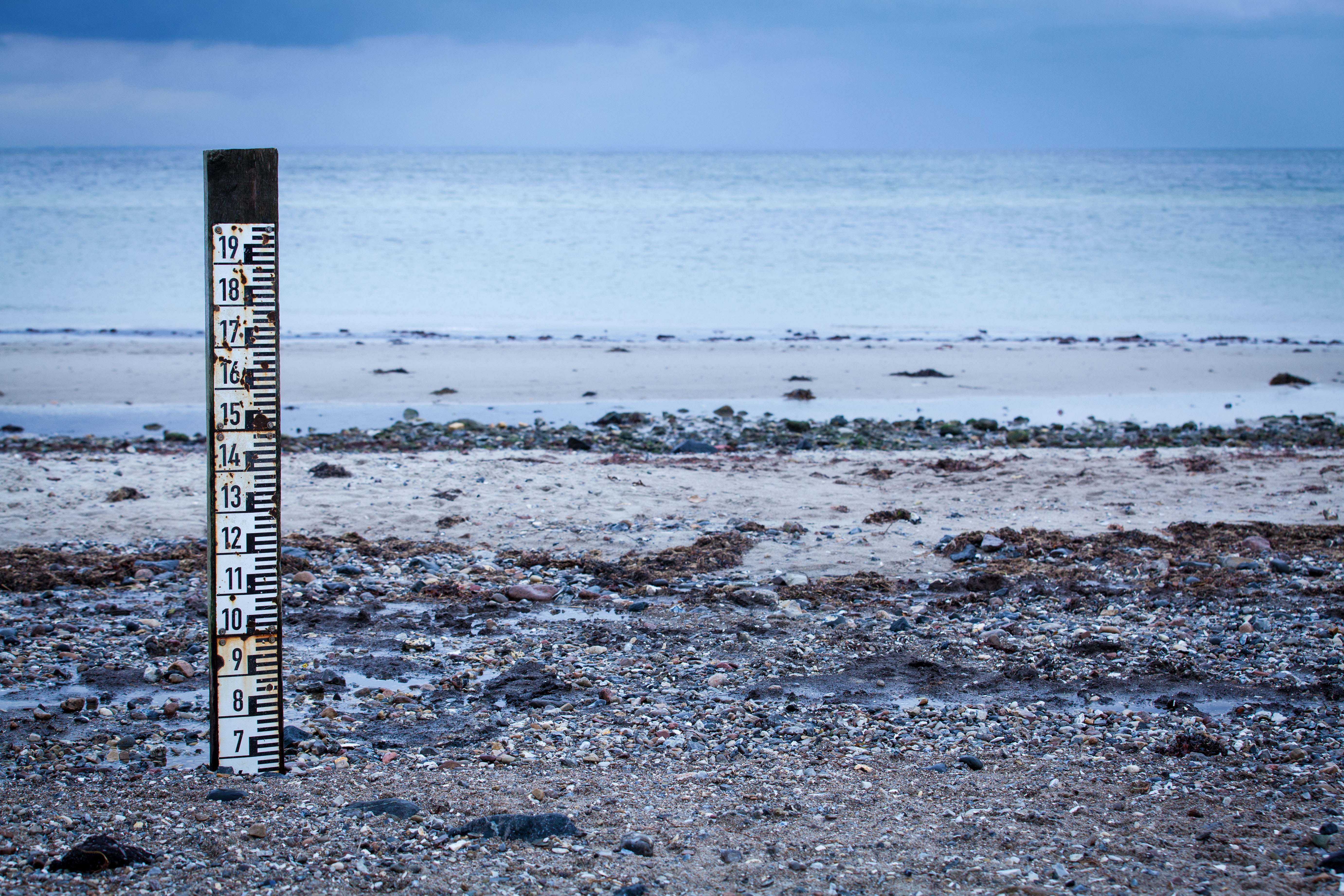 high & low tide marker. high & low tide marker. photo: JL-Pfeifer / shutterstock.com