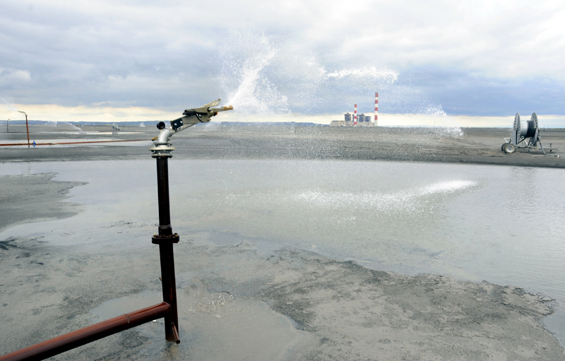 Sprinkler at a coal ash disposal site. Photo credit: bibiphoto / Shutterstock Sprinkler at a coal ash disposal site. Photo credit: bibiphoto / Shutterstock