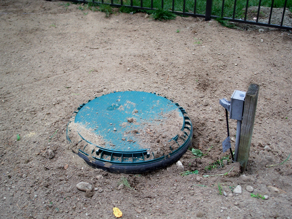 Septic tank lid. photo: flickr.com/mmwm (CC BY-NC-ND 2.0) Septic tank lid. photo: flickr.com/mmwm (CC BY-NC-ND 2.0)