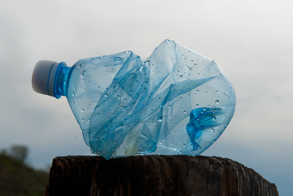 crumpled plastic water bottle / photo: flickr.com/jesse (CC BY 2.0) crumpled plastic water bottle / photo: flickr.com/jesse (CC BY 2.0)