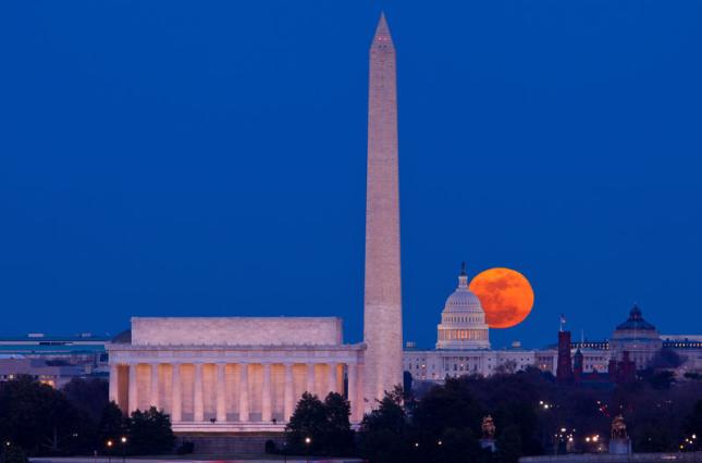 Lincoln and Washington monuments, Capitol in background. Photo credit: Steve Heap / Shutterstock Lincoln and Washington monuments, Capitol in background. Photo credit: Steve Heap / Shutterstock