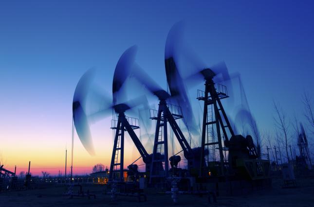 pump jacks / photo: shutterstock, huyangshu