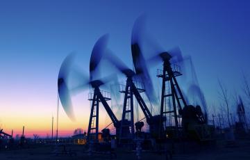 pump jacks / photo: shutterstock, huyangshu